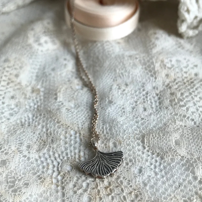 trendy pendant necklaces -'ginkgo leaf' necklace | 925 silver