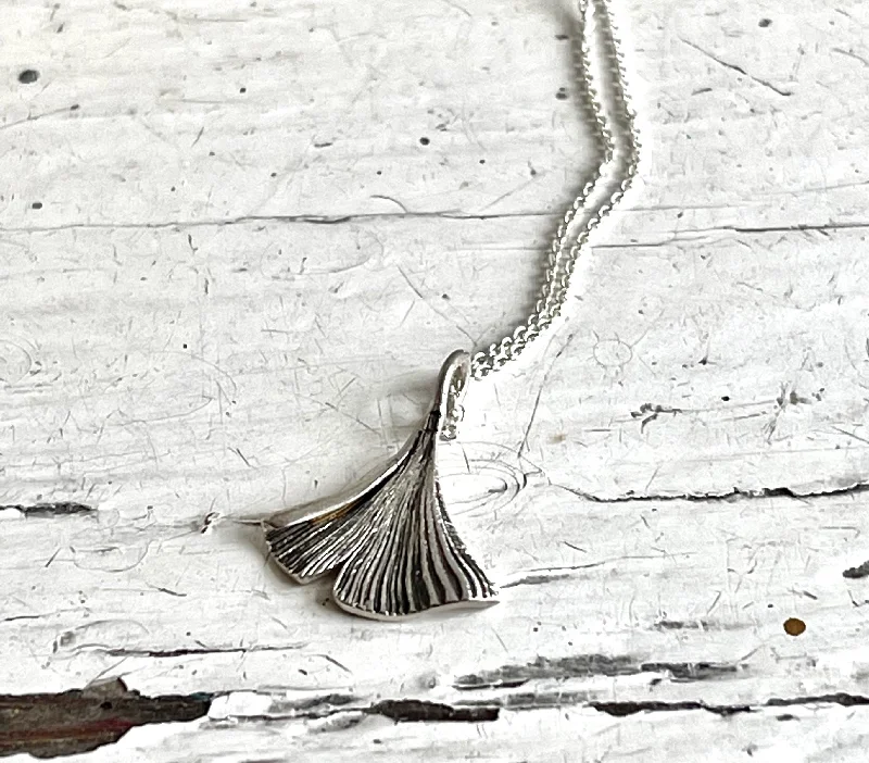 fashion jewelry necklaces -Gingko leaf necklace | silver 925