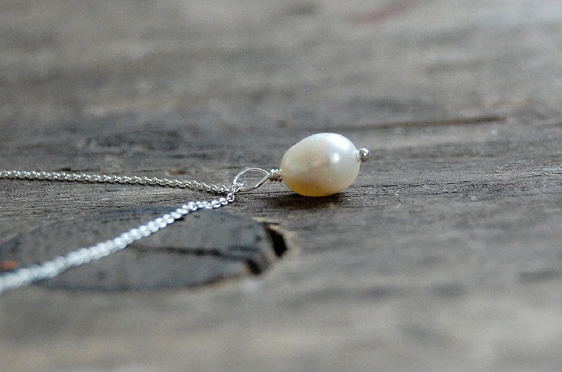 best necklaces for women’s wardrobe -'Drop pearl' necklace | 925 Silver